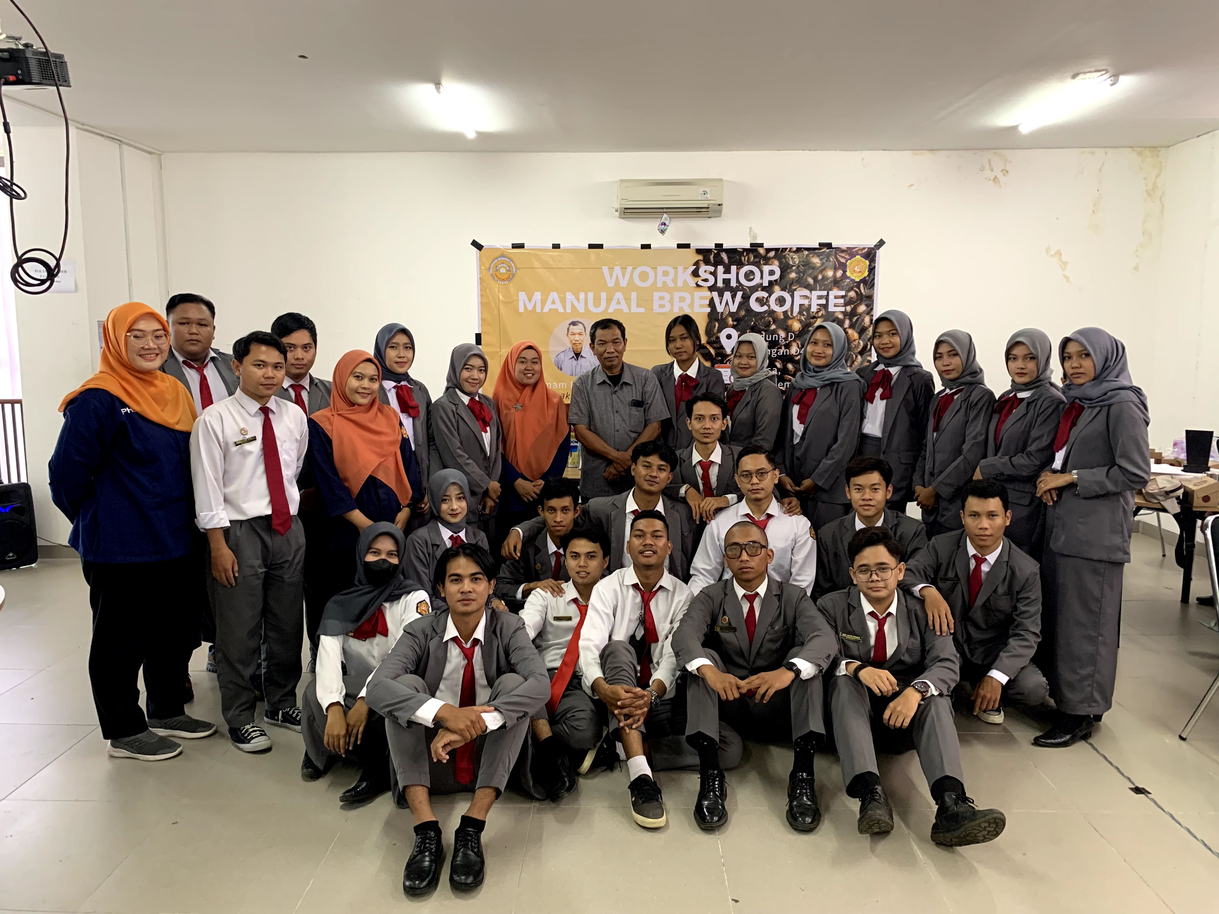 20 Desember 2022 Komunitas Prodi Diploma III Perhotelan mengadakan Workshop Manual Brew Coffe Pemateri Praktisi Kopi Bapak Imam Kuswanto