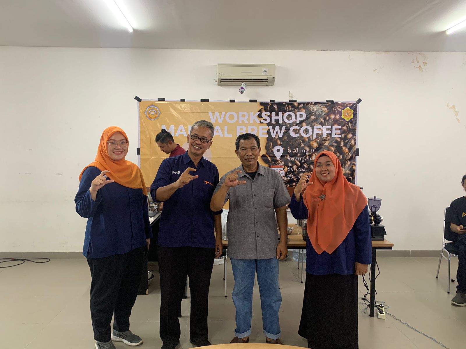 20 Desember 2022 Komunitas Prodi Diploma III Perhotelan mengadakan Workshop Manual Brew Coffe Pemateri Praktisi Kopi Bapak Imam Kuswanto