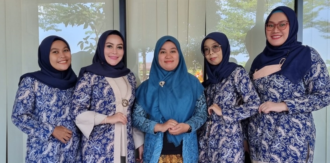 FOTO BERSAMA STAF DAN DOSEN DIPLOMA III PERHOTELAN POLITEKNIK HARAPAN BERSAMA TEGAL DALAM PERAYAAN DIES NATALIS POLITEKNIK HARAPAN BERSAMA TEGAL